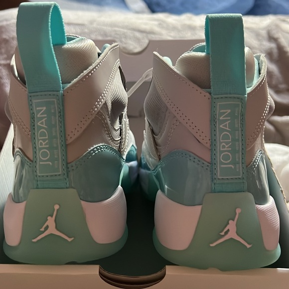 Authentic Jordan Women’s Jump Two Trey size 6.5 Neutral Grey/Bleach Aqua. - Picture 7 of 10